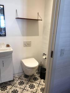 y baño con aseo y lavamanos. en Tøndegården 2 rooms apartment, en Odense