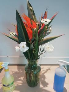 Eine Vase mit Blumen auf dem Tisch. in der Unterkunft SUN1 MIDRAND in Midrand