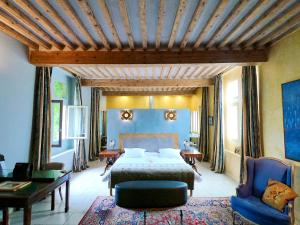 a bedroom with a bed and a blue wall at Artishow in L'Isle-sur-la-Sorgue