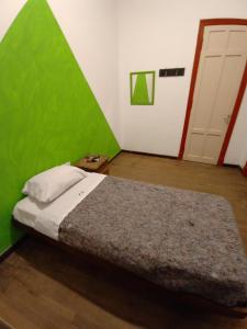 Säng eller sängar i ett rum på CASA ARTIGAS Hostel