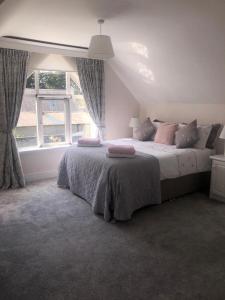 - une chambre avec un grand lit et une grande fenêtre dans l'établissement Foxborough BnB, à Droichead an Chaisleáin