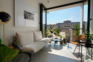 un salon avec un canapé sur un balcon dans l'établissement Dominic Smart & Luxury Suites - Edition, à Belgrade