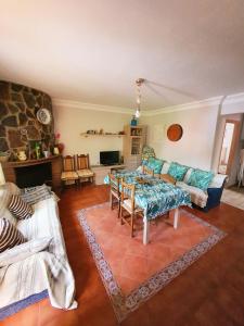 un soggiorno con divano e tavolo di Casa de campo Padul a Granada
