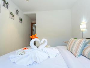 dos cisnes hechos de toallas sentadas en una cama en Matarolux20, en Mataró
