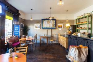 Gallery image of The Bear Bread Bakery, boutique en-suite rooms with breakfast in the Bakery, in the heart of Colyton in Colyton