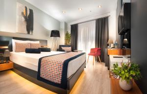 - une chambre avec un lit et une chaise rouge dans l'établissement Last Vita, à Istanbul