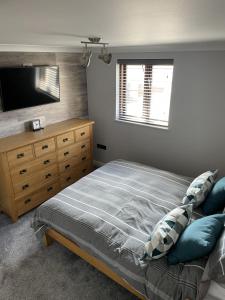 Burry Port Harbour Apartment tesisinde bir odada yatak veya yataklar