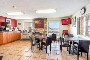 A restaurant or other place to eat at Red Roof Inn Gallup