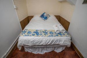 a small bed in a corner of a room at Hostel the pod 33 in Panama City