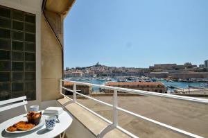 Photo de la galerie de l'établissement MASSILIA BLUE - Grand appartement refait à neuf avec vue sur le Vieux Port, à Marseille