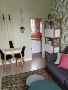 - un salon avec un canapé et une table dans l'établissement We Sea, à Deauville