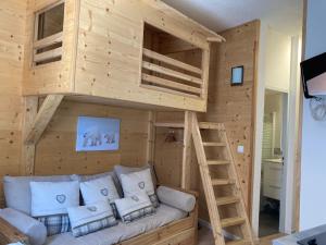 een hoogslaper in een tiny house bij travelski home select - Résidence Boedette in Les Menuires