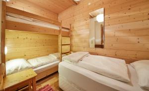 a sauna with two beds in a wooden cabin at Appartement Heidi in Viehhofen