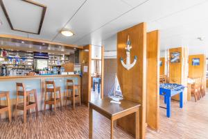 Lounge nebo bar v ubytování Botel Vodnik