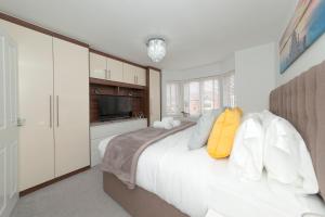 Greenfield's Oxlade Home - Modern 3 Bed room House, Langley, Slough