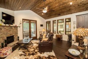 a living room with a couch and a fireplace at NEW FOREST COTTAGE W/GRILL & DECK:HIKE, FISH, GOLF in Glenville