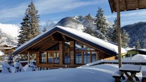 Obiekt IM WEIDACH Superior Chalets zimą