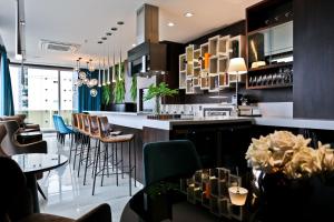 a restaurant with a bar with chairs and tables at Sandri Palace Hotel in Itajaí