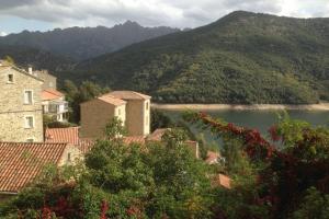 a view of a river with houses and mountains at T2 Sanguinaires calme et cosy, entre mer et maquis in Ajaccio