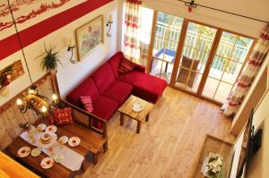 una vista aérea de una sala de estar con un sofá rojo en Reiherhof, en Brünning