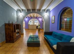 uma sala de estar com um sofá azul e uma mesa em Hostel the pod 33 na Cidade do Panamá