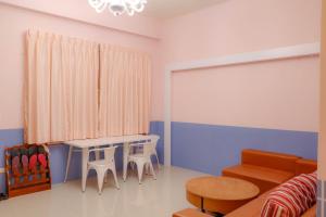 a room with a table and chairs and a couch at Zhiyue Homestay in T'ai-pin-ts'un