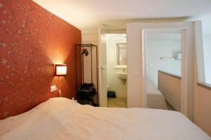 una camera con letto e parete rossa di Vigna Vecchia Studio a Firenze