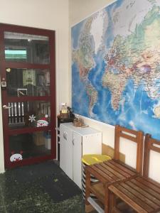 una stanza con una mappa del mondo sul muro di 拉瓦宅 輕旅店 - Lawa House a Città di Chiayi