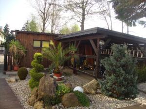 einen Garten mit Bäumen und Pflanzen vor einem Haus in der Unterkunft Landhaus Strangmüller in Bad Füssing