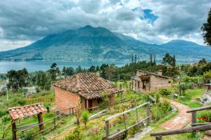 a village with a mountain in the background at Cabañas y Glampings Balcon del lago in Otavalo