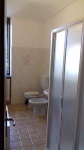 a bathroom with a toilet and a sink in it at B&B i colori del Monferrato in Montiglio