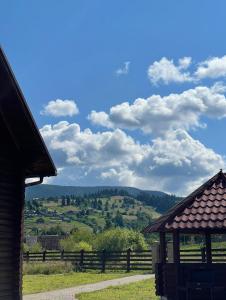 - une vue sur les collines depuis une ferme dans l'établissement MIRA House, à Vorokhta