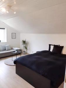 Giường trong phòng chung tại Lakeview lodge Tree of Life, Skagern Lake