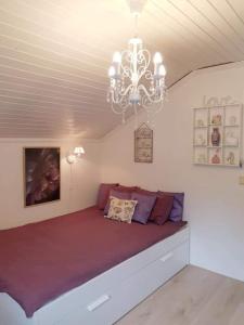 Giường trong phòng chung tại Lakeview lodge Tree of Life, Skagern Lake