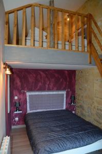 um quarto com um beliche e uma escada em Gite de Charme em Calviac