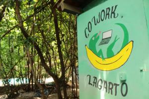 a sign with a banana on the side of a pole at Lagarto Na Banana Hostel in Pipa