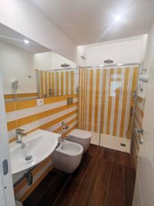 een badkamer met een wastafel en een toilet bij Sorrento Punto It Apartment in Sorrento