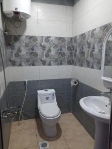 La salle de bains est pourvue de toilettes et d'un lavabo. dans l'établissement ريـــــم للشقق المفروشة والأجنحــة الفـندقيـة Reem Hotel, à Khobar