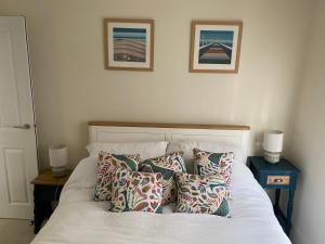 una camera da letto con un letto con cuscini sopra di Serene in Ryde a Ryde