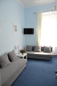 sala de estar con 2 sofás y TV en Vinci, en Cracovia
