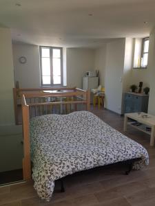 パライユ・ル・モニアルにあるGite Saint Nicolasのベッドルーム1室(ベッド1台付)