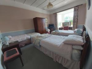Habitación de hotel con 2 camas y ventana en The Fieldings, en Truro