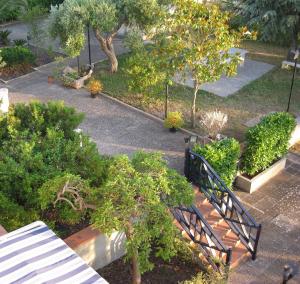 eine Aussicht über einen Park mit Bänken und Bäumen in der Unterkunft Uacella in Locorotondo