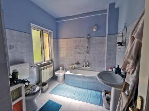 La salle de bains est pourvue d'une baignoire, de toilettes et d'un lavabo. dans l'établissement Itaca, à Varazze