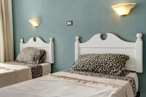 twee bedden in een kamer met blauwe muren bij Sea View Apartment en Mogán in Playa del Cura