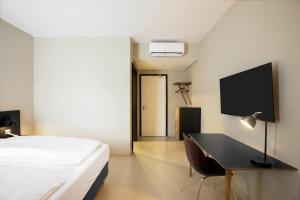 Un televizor și/sau centru de divertisment la Nordic Hotel Lagos