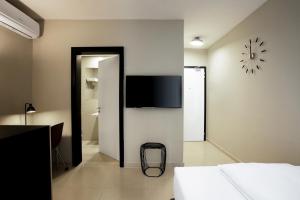 Un televizor și/sau centru de divertisment la Nordic Hotel Lagos