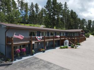 a building with two american flags on it at Mountain View Lodge & Cabins in Hill City