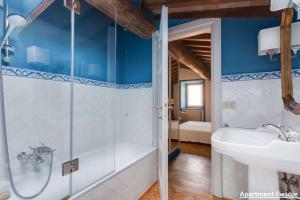 y baño con bañera, lavamanos y ducha. en Palazzo Salviati by Varental, en Florencia