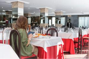 Un restaurante o sitio para comer en Hotel Torre Azul & Spa - Adults Only